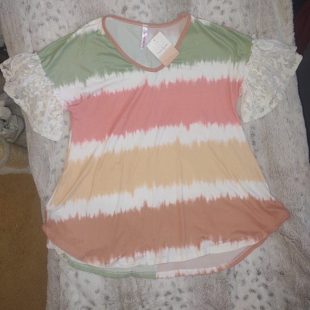 Multicolored lace sleeve shirt